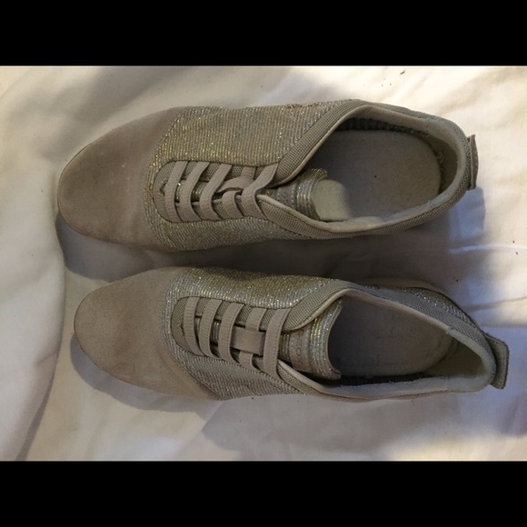 Golden sneakers - Picture 2 of 3